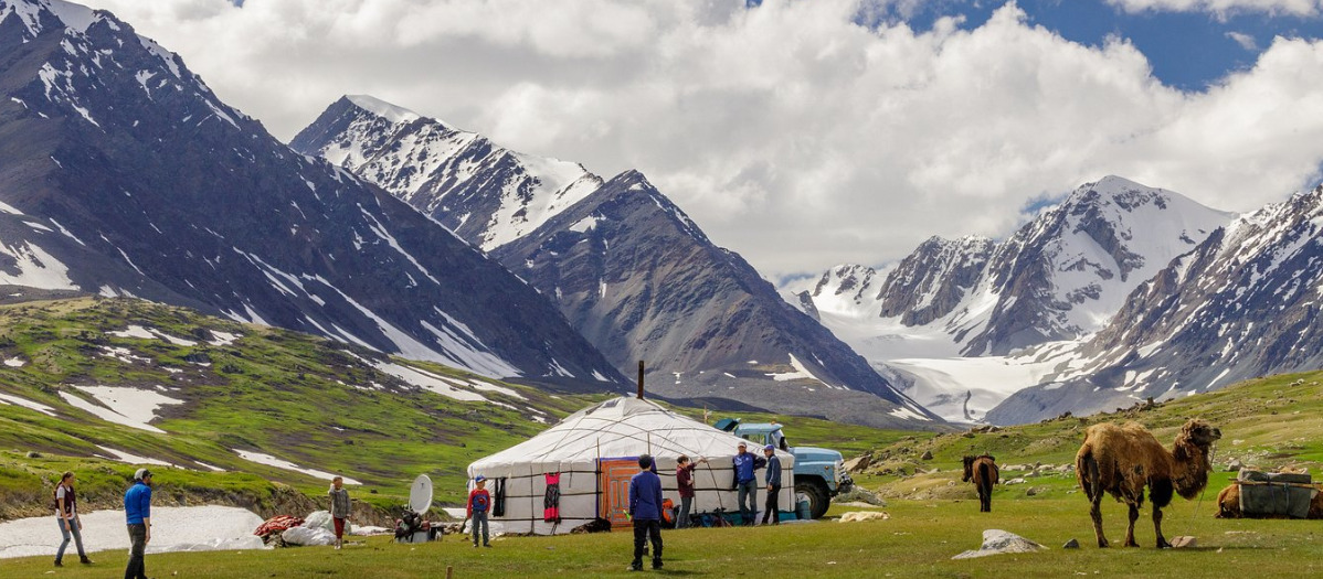 Trek to White river valley, visit Tuvan family
